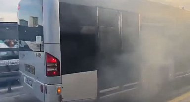 Kağıthane'de metrobüsün motor kısmında çıkan yangın söndürüldü