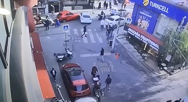 Kağıthane'de otomobille çarpışan aracın dürümcü dükkanına girdiği kaza kamerada