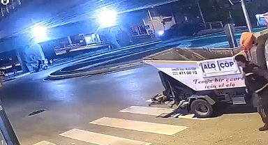 Kamyonet ile motosiklet çarpıştı: 2 yaralı; kaza anı kamerada