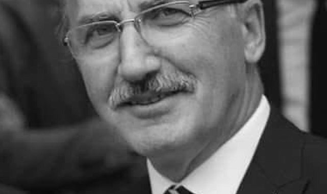 Kanserden yaşamını yitiren müdürü, öğrencileri son yolculuğuna güllerle uğurladı