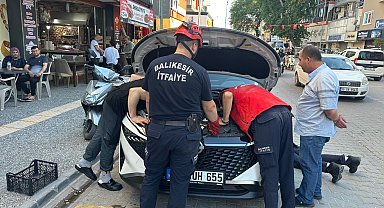 Kaputa saklanan yavru kedi, itfaiyeyi ekibini peşinden koşturdu
