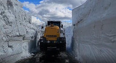 Kar kalınlığının 13 metreye ulaştığı yolda günde 100 metrelik bölüm temizleniyor