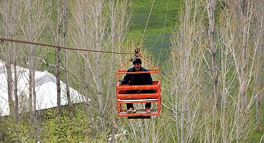 Karadeniz'de gördü, Van'da uyguladı; teleferik sistemi ile bahçesine 40 dakika yerine 40 saniyede ulaşıyor