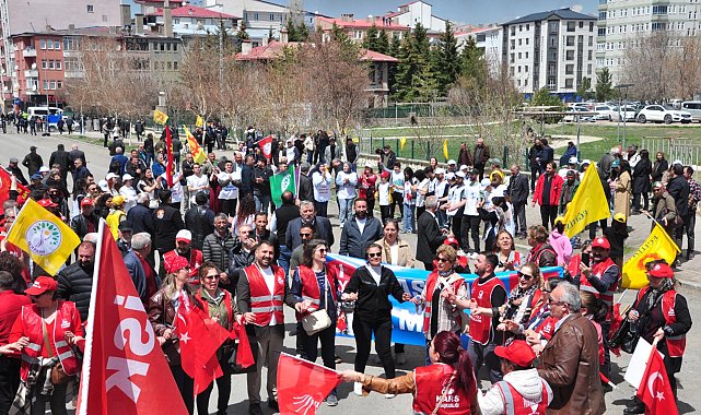 Kars'ta davullu-zurnalı 1 Mayıs kutlaması