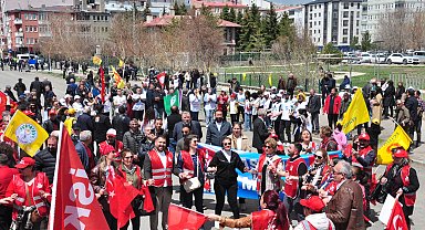 Kars'ta davullu-zurnalı 1 Mayıs kutlaması