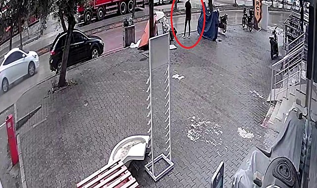 Kask takıp girdiği telefon bayisini soydu