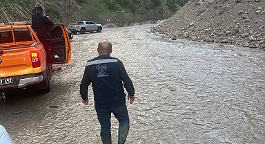 Kaval Deresi taştı, köy yolu ulaşıma kapandı