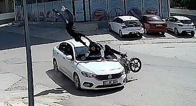 Kavşakta otomobile çarpan motosiklettekiler takla atıp, asfalt zemine düştü