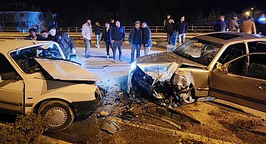 Kavşakta ters yöne giren alkollü sürücünün otomobili, başka otomobille çarpıştı: 6 yaralı