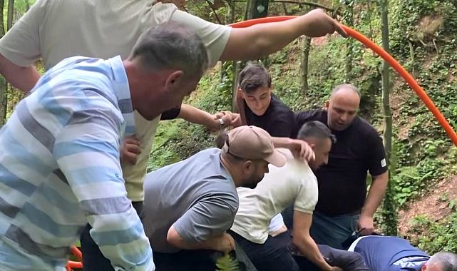 Kayalıklarda mahsur kalan kişiyi, itfaiye kurtardı