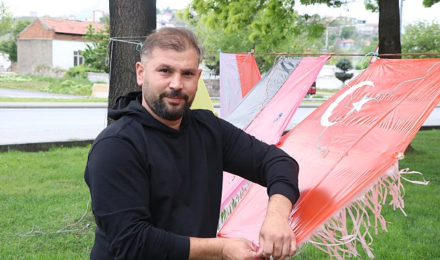 Kayınpederinin vasiyetini yerine getiren damat, yaptığı uçurtmalarla çocukları sevindiriyor