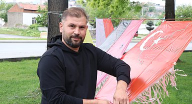 Kayınpederinin vasiyetini yerine getiren damat, yaptığı uçurtmalarla çocukları sevindiriyor