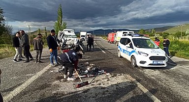 Kayseri'de hafif ticari araç ile otomobil çarpıştı: 1 ölü, 2 yaralı