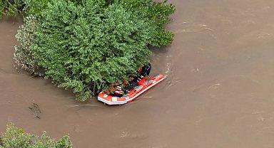 Kaza sonrası çaya düştüğü değerlendirilen Esma Nur'u arama çalışmaları 3'üncü gününde