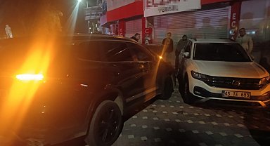Kazaya karışan 2 araç savrulup, park halindeki 2 otomobile çarptı; 2 yaralı