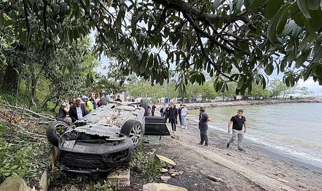 Kediye çarpmamak için sürücüsünün manevra yaptığı otomobil plaja devrildi; 2'si çocuk, 4 yaralı