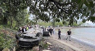 Kediye çarpmamak için sürücüsünün manevra yaptığı otomobil plaja devrildi; 2'si çocuk, 4 yaralı
