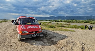 Kelkit Çayına düşen araçtaki 4 akrabadan 2'si kayboldu