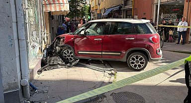 Kendisine çarpan otomobil ile duvar arasında sıkışan Gökçe öldü