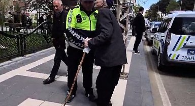 Kendisini yolun karşısına geçiren trafik polisini yanaklarından öptü