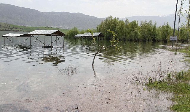 Kılıçkaya Barajı taştı; belediye tesisleri su altında kaldı