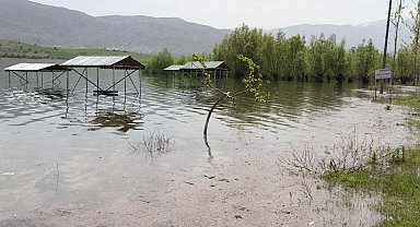 Kılıçkaya Barajı taştı; belediye tesisleri su altında kaldı