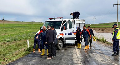 Kırşehir'de şiddetli sağanak; Tarım arazileri ve yollar göle döndü