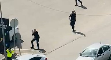 Kız arkadaşı ile taksi sürücüsünü rehin aldı; saldırganların yakalanma anı kamerada