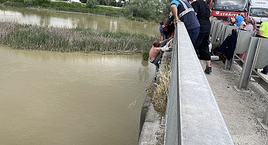 Köprüye çıkan kişiyi, ekipler müdahale edip kurtardı; o anlar kamerada