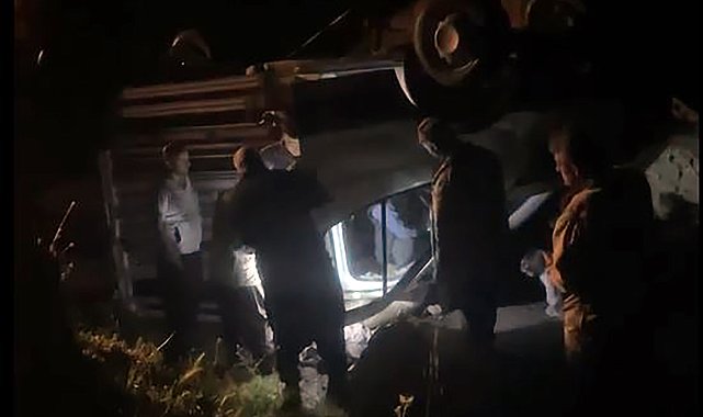 Küçükbaş hayvan yüklü kamyonet devrildi; 1'i ağır, 2 yaralı