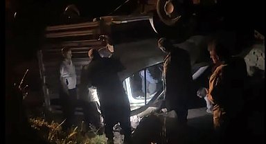 Küçükbaş hayvan yüklü kamyonet devrildi; 1'i ağır, 2 yaralı
