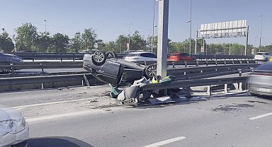 Küçükçekmece D-100 Karayolu'nda otomobil bariyerlere çarparak takla attı -1