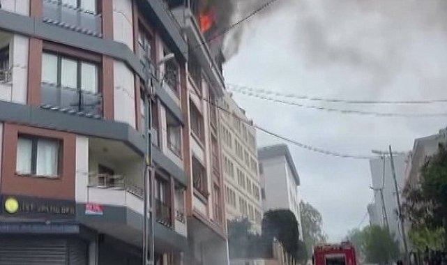Küçükçekmece'de 4 katlı binanın çatı katında çıkan yangın söndürüldü