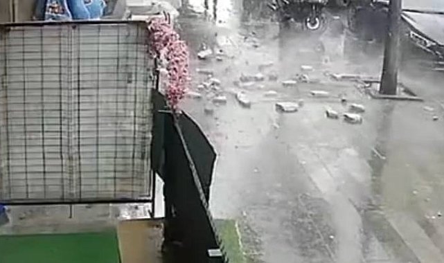 Küçükçekmece'de 5 katlı binanın dış cephesinden kopan parçalar sokağa düştü