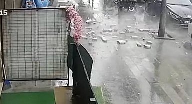 Küçükçekmece'de 5 katlı binanın dış cephesinden kopan parçalar sokağa düştü