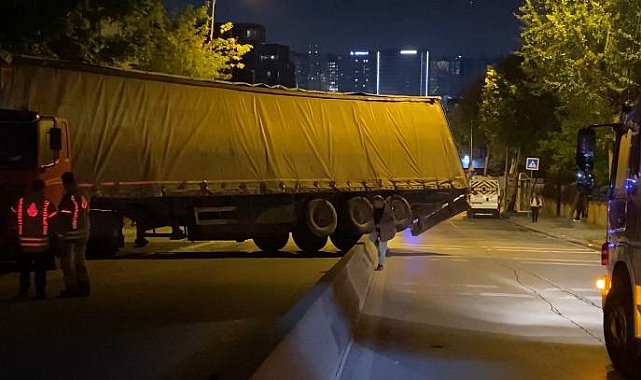Küçükçekmece'de palet yüklü TIR geri kayarak sitenin duvarına çarptı