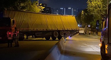 Küçükçekmece'de palet yüklü TIR geri kayarak sitenin duvarına çarptı