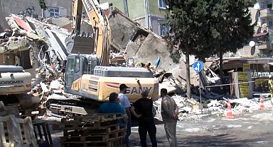 Küçükçekmece'de yıkımı yapılan bina çöktü; bitişiğindeki apartman tahliye edildi -1