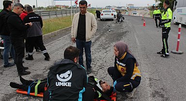 Kullandığı otomobil, eşinin mesai arkadaşının motosikletiyle çarpıştı: 1'i ağır, 2 yaralı