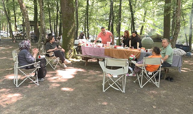 Kurban Bayramı'nda Belgrad Ormanı'na gelenler piknik yapıp mangal yaktı