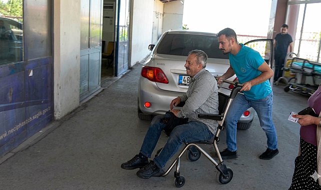 Kurbanlık boğanın boynuzuyla bacağından yaralandı, 60 dikiş atıldı