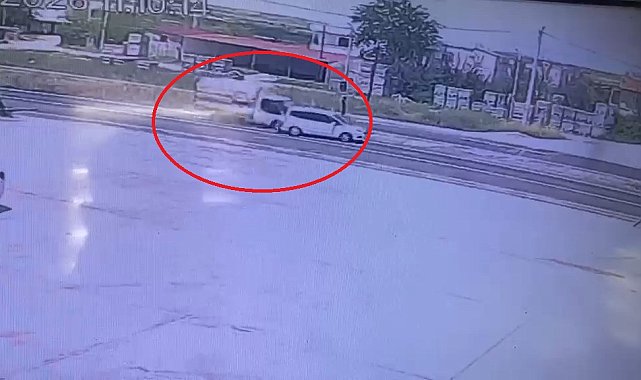 Kurbanlık yüklü kamyonetle hafif ticari aracın çarpıştığı kaza kamerada: 4 yaralı