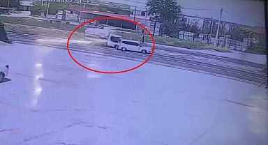 Kurbanlık yüklü kamyonetle hafif ticari aracın çarpıştığı kaza kamerada: 4 yaralı