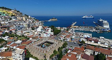 Kuşadası'nda, bayram tatilinin 9 güne çıkarılması turizmcileri sevindirdi