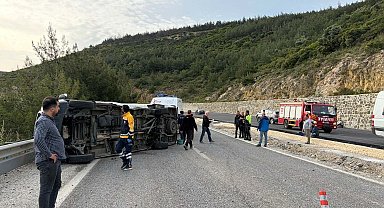 Kuşadası'nda otomobil ile minibüs çarpıştı: 12 yaralı
