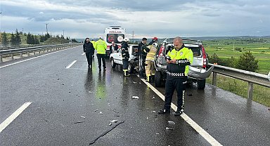Kütahya'da 3 araçlı zincirleme kaza; 2 yaralı