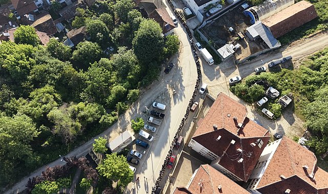 Mahallede 60 yıllık gelenek; bayramlaşma kuyruğu 1 kilometreyi geçti