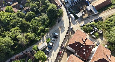 Mahallede 60 yıllık gelenek; bayramlaşma kuyruğu 1 kilometreyi geçti