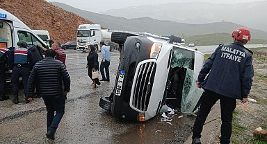Malatya'da yolcu minibüsü devrildi: 12 yaralı