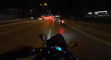 Maltepe'de sürücüsünün direksiyon hakimiyetini kaybettiği otomobil devrilerek bariyerlere çarptı